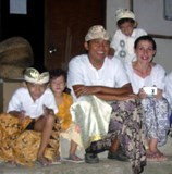 La famille Wayan, un soir de cérémonie au temple, Pariliana, Bali